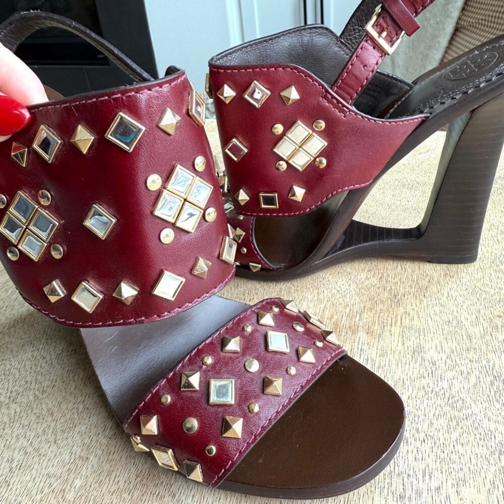 NWOT/Box TORY BURCH Kingsbridge Studded Wedge‎ Sandals Burgundy Gold 8.5 Leather - Picture 10 of 10